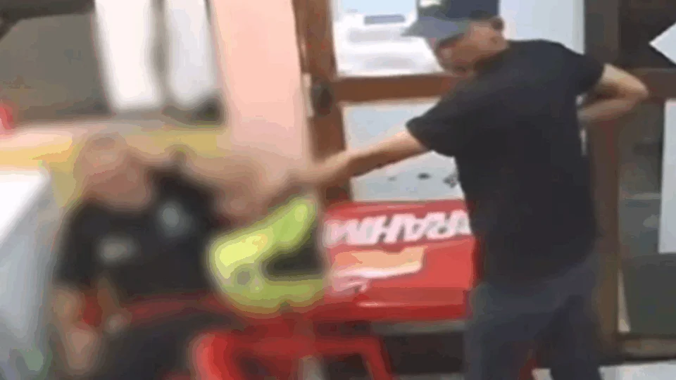 VEJA VÍDEO: criminoso armado rende e agride cliente em lanchonete de Manaus