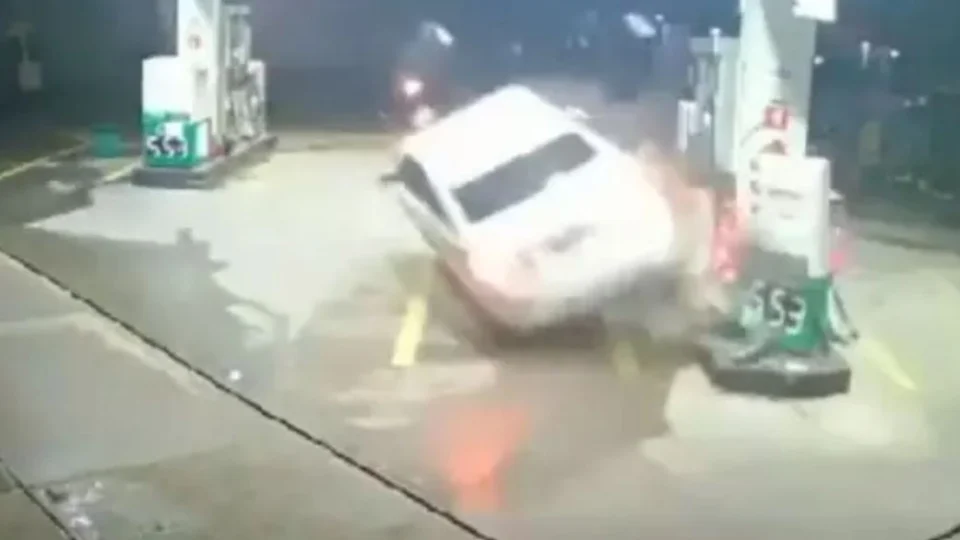 VEJA VÍDEO: carro invade posto, atinge bomba de combustível e atropela pessoas