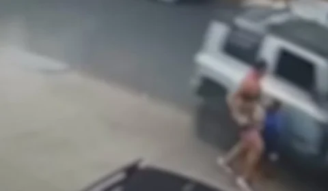 VEJA VÍDEO: mãe e filho quase são atropelados por carro desgovernado na calçada