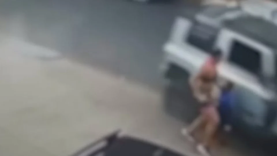 VEJA VÍDEO: mãe e filho quase são atropelados por carro desgovernado na calçada