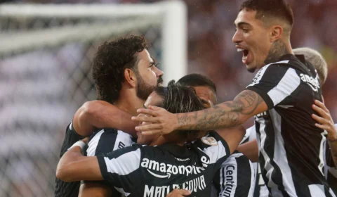 Botafogo recebe Flamengo para abrir ainda mais vantagem no Brasileirão