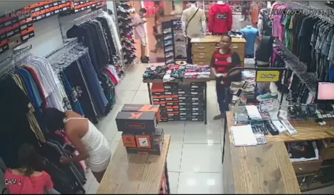 Caiu no VAR: flamenguista ladra é filmada furtando roupa em shopping