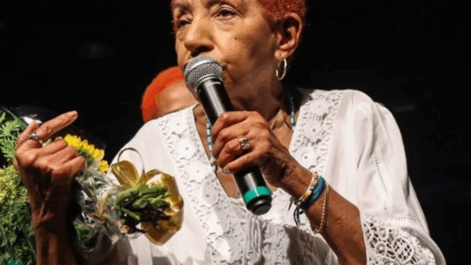 Leci Brandão passa mal em viagem de avião e é levada para hospital