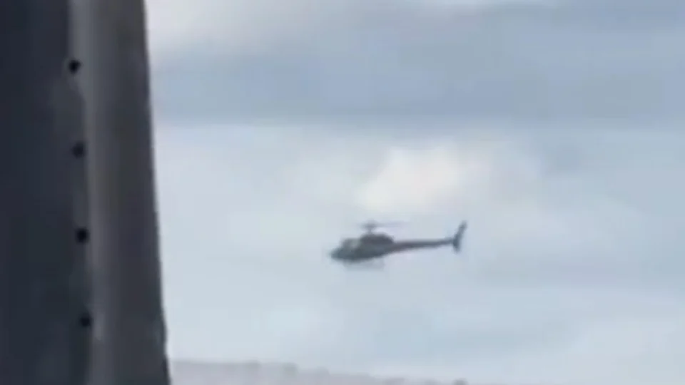 VEJA VÍDEO: helicóptero da PF é recebido com rajada de tiros por criminosos