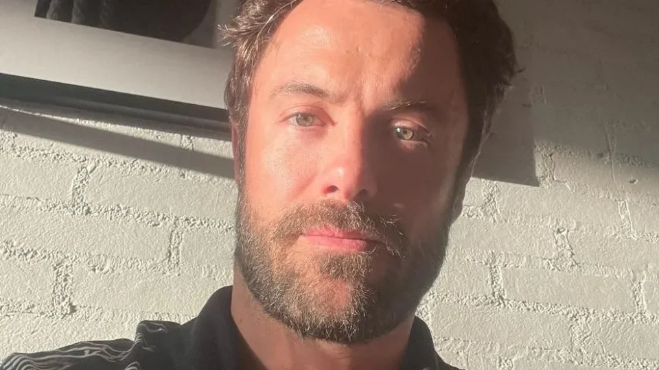 Ator Kayky Brito é atropelado e hospitalizado em estado grave