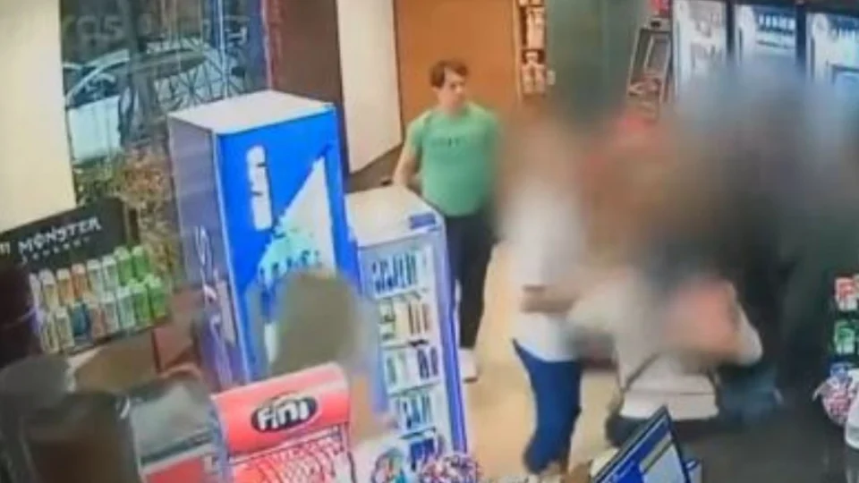 VEJA VÍDEO: Kléber Gladiador é flagrado dando soco em homem e empurrando mulher