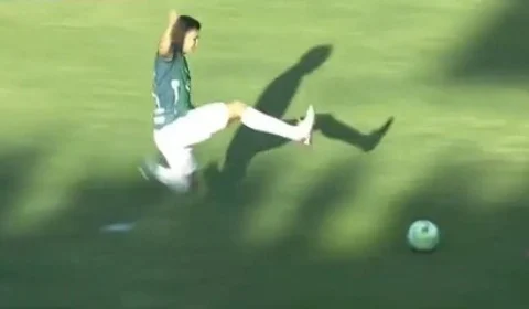 Zagueiro derruba dois adversários com carrinho assustador e é expulso