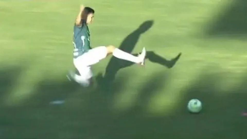 Zagueiro derruba dois adversários com carrinho assustador e é expulso