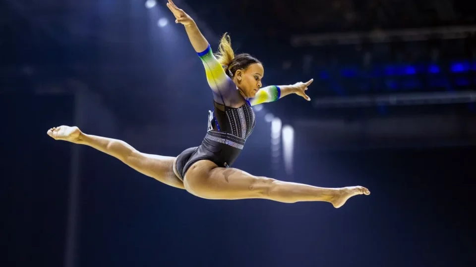 Rebeca Andrade leva prata nas barras assimétricas na Copa do Mundo