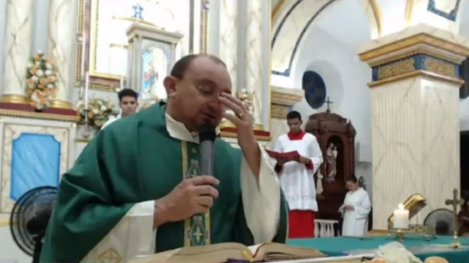 VEJA VÍDEO: missa é interrompida após tiros próximo de igreja; homem foi morto