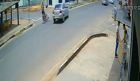 VEJA VÍDEOS: motociclista voa e tem capacete arrancado durante acidente de trânsito