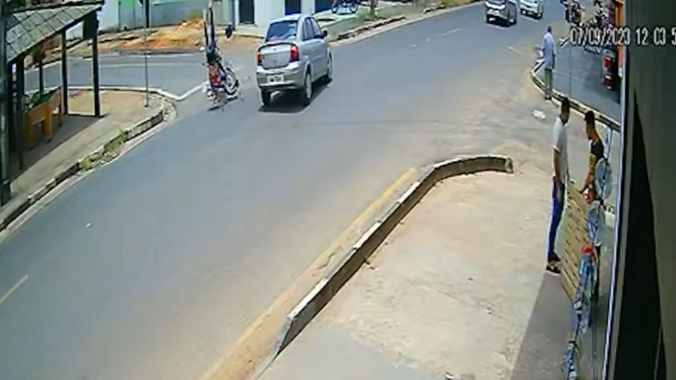 VEJA VÍDEOS: motociclista voa e tem capacete arrancado durante acidente de trânsito