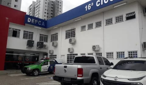 Mãe é presa suspeita de agredir filho de 13 anos com facão em Manaus