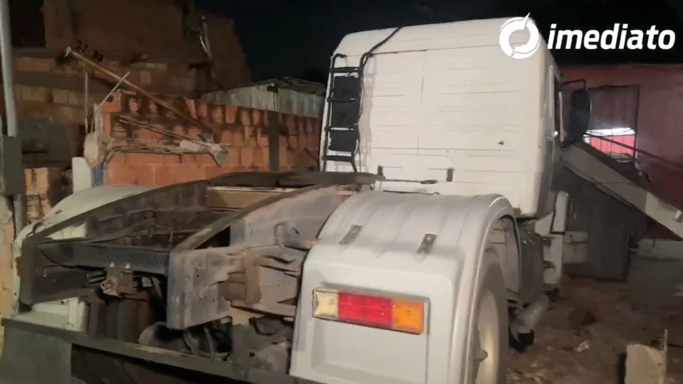 VÍDEO: caminhão invade residência na Zona Leste de Manaus