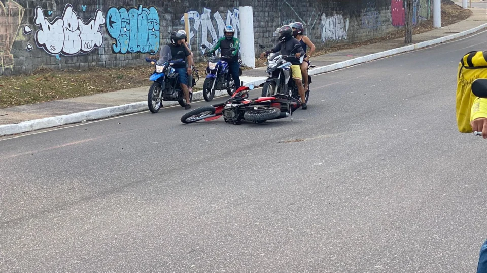 VÍDEO: acidente de moto em Manaus deixa pai e filha feridos