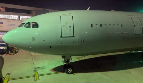 Voo com 219 brasileiros repatriados de Israel chega ao Rio de Janeiro