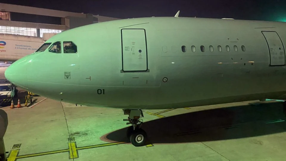 Voo com 219 brasileiros repatriados de Israel chega ao Rio de Janeiro