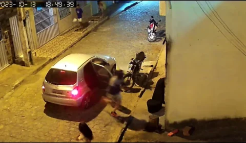 VÍDEO: Travesti é executada com tiro de espingarda dentro de casa
