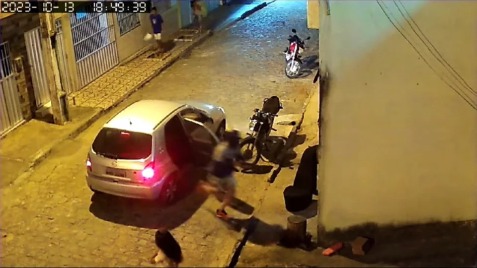 VÍDEO: Travesti é executada com tiro de espingarda dentro de casa