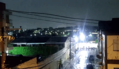 Chove forte em Manaus após três dias de muita fumaça