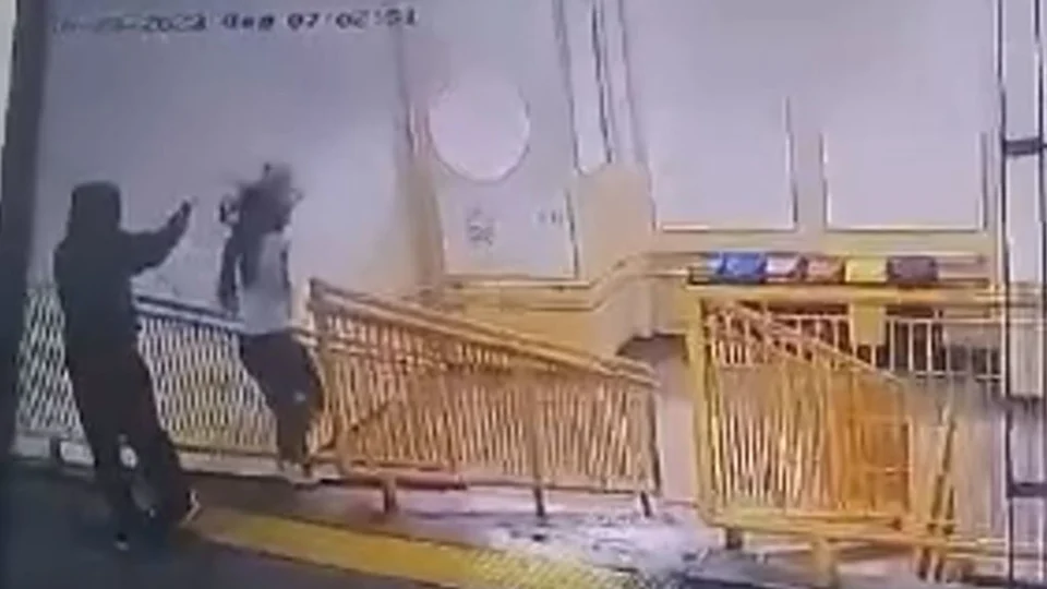 VEJA VÍDEO: câmera registrou ataque que matou jovem em escola