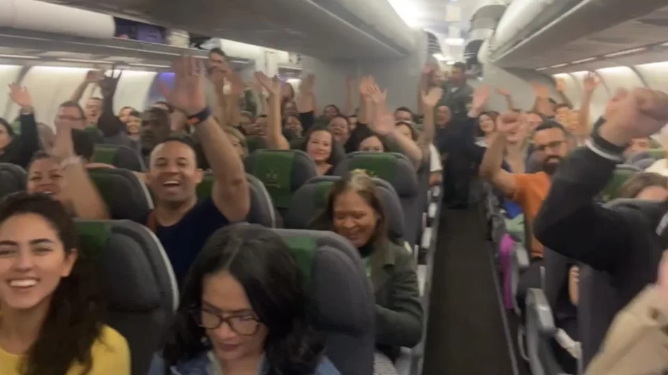 Quinto voo com brasileiros resgatados da guerra em Israel chega ao Rio de Janeiro