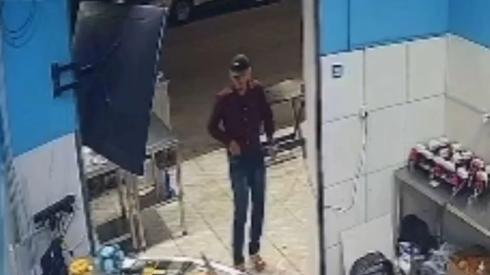 Veja o momento em que criminosos assaltam churrascaria em Manaus