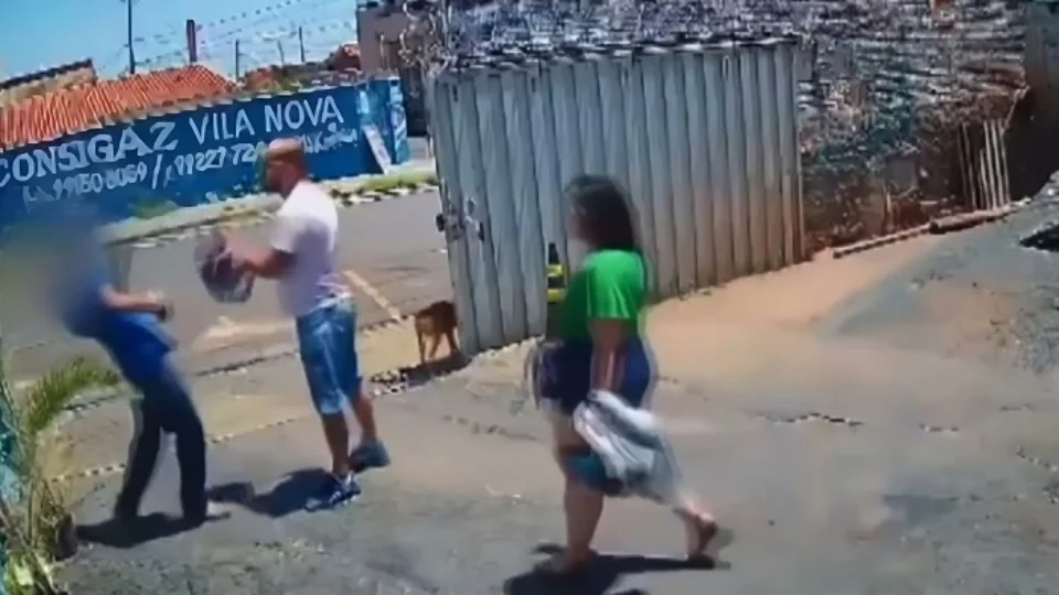VEJA VÍDEO: pai e madrasta agridem adolescente após ação por pensão