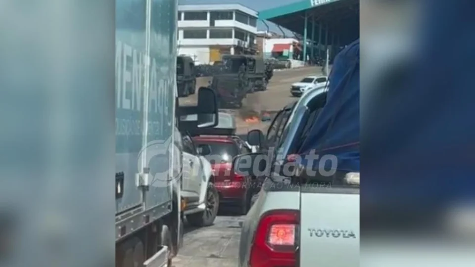 Lancha de fuzileiros navais pega fogo na Porto da Ceasa, em Manaus; Veja vídeo