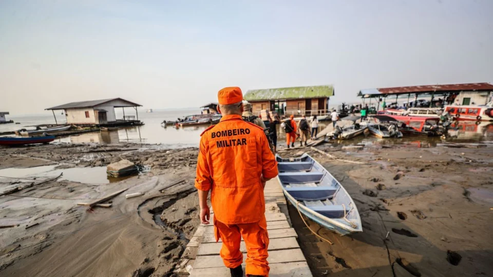Seca: Rio Negro continua caindo e se aproxima de marca histórica de 2023