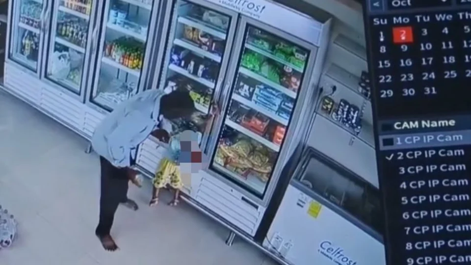 Criança morre eletrocutada ao abrir geladeira de supermercado; Veja vídeo