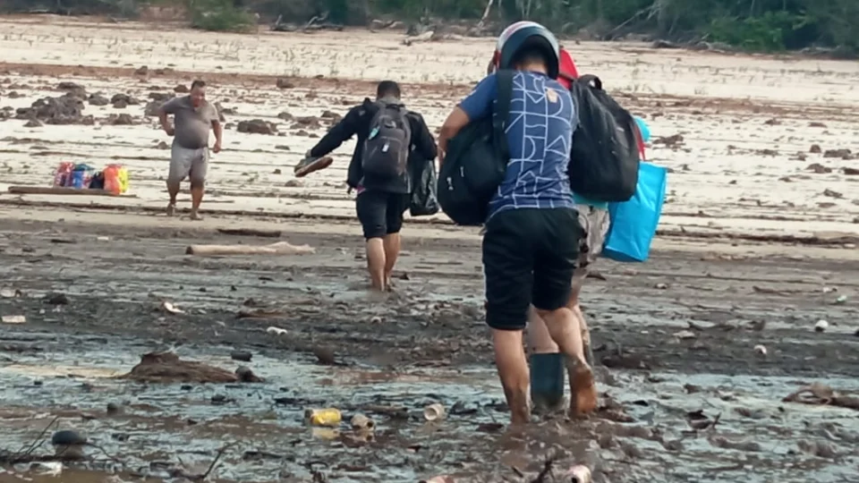 Seca no Rio Negro força antecipação do término do ano letivo em escolas ribeirinhas do Amazonas