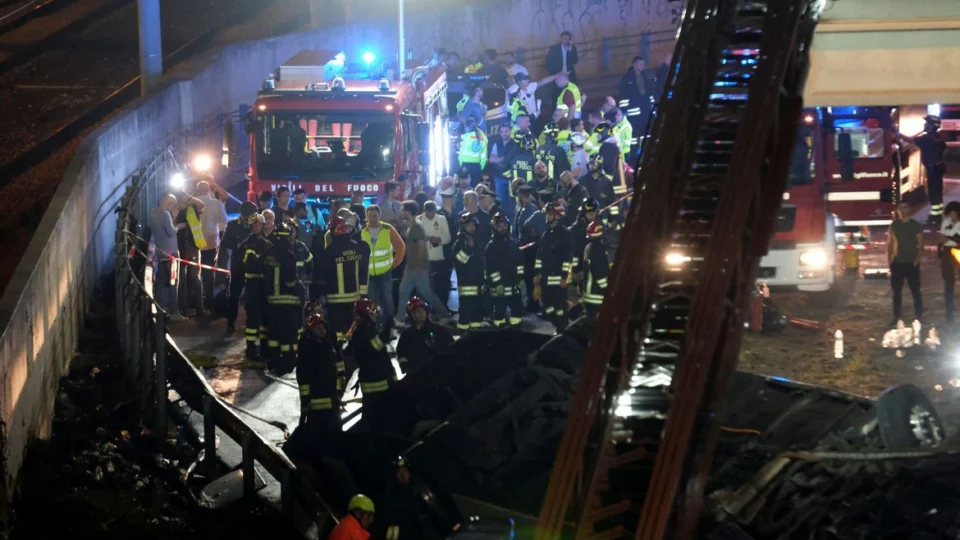 Acidente com ônibus de turistas deixa 21 mortos após queda de viaduto, em Veneza
