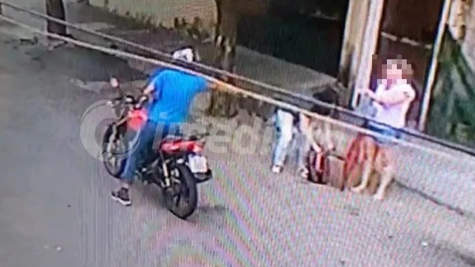 Assalto em Fortaleza deixa mãe e filha gravemente feridas, criminoso foge após disparos; Veja vídeo