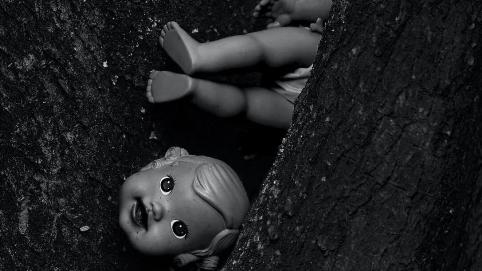 Tentativa de abuso infantil resulta em prisões de padrasto e mãe, em Manaus