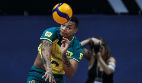 Seleção masculina de vôlei encara o time da Itália em busca de vaga nos Jogos Olímpicos