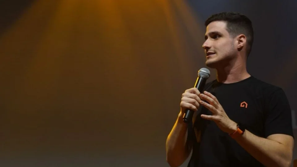 Influenciador religioso grava vídeo de perdão antes de ser preso por estupro