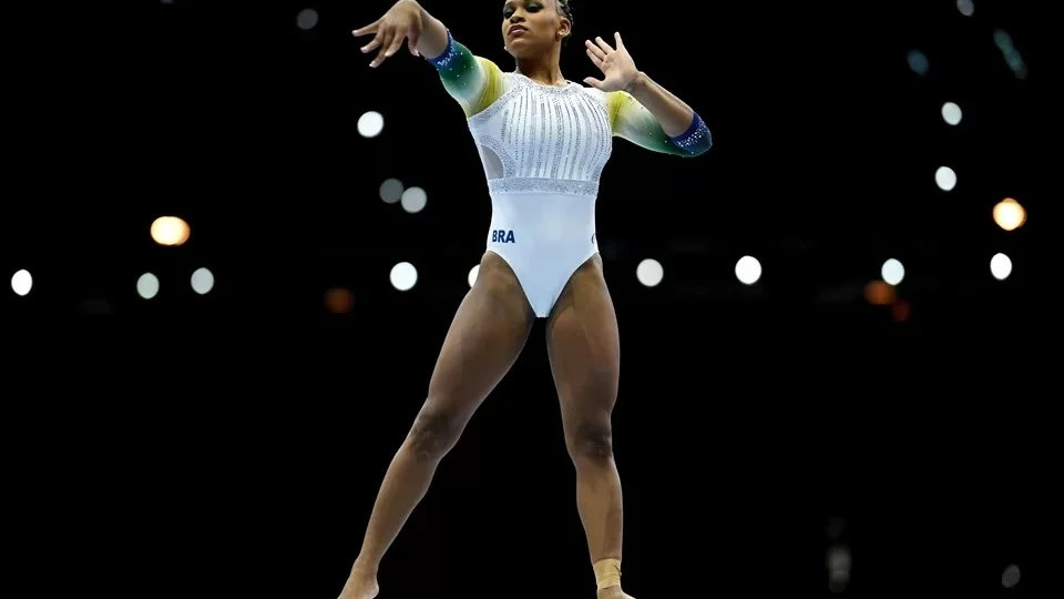 Rebeca Andrade é bronze no trave no Mundial de Ginástica