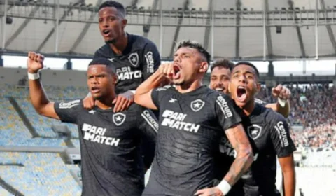Botafogo vence Fluminense e aumenta distância na liderança