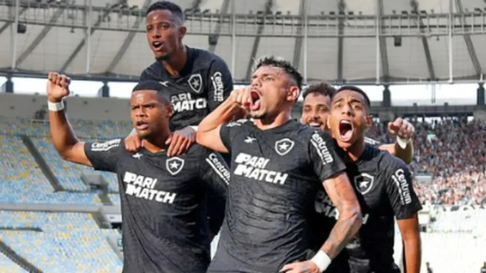 Botafogo vence Fluminense e aumenta distância na liderança