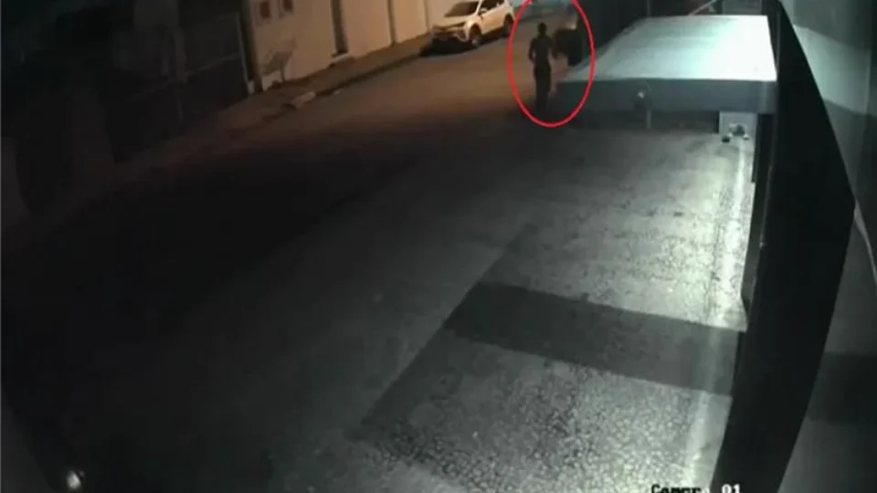 Motorista atropela suspeito quatro vezes após  furto de celular em Cuiabá; Veja vídeo