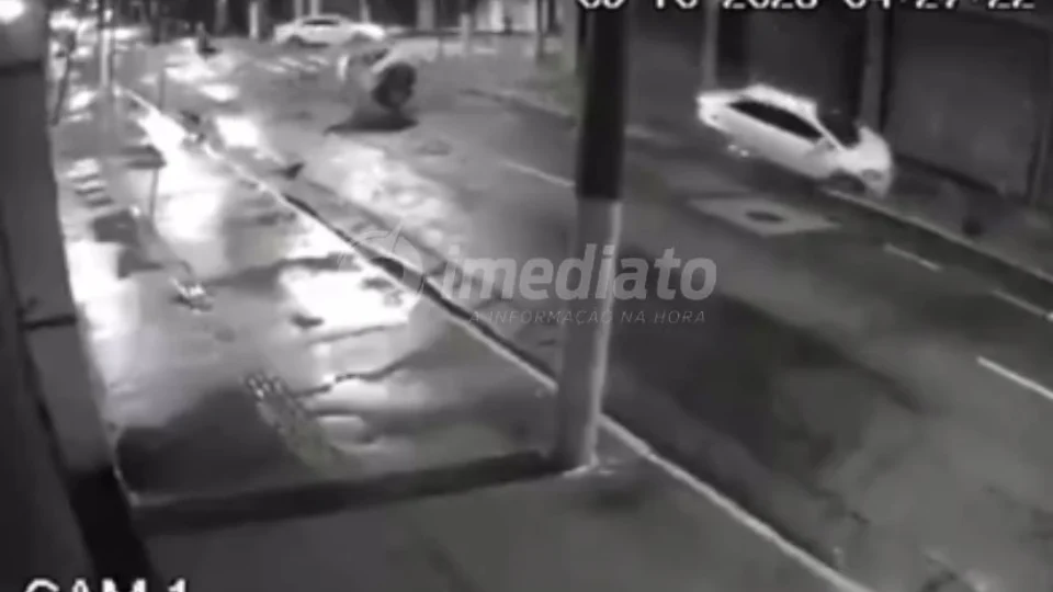 VÍDEO: Carro se parte ao meio após colisão no centro de São Paulo, uma pessoa faleceu