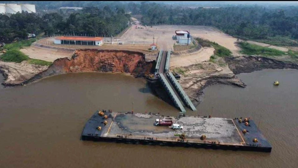 Parte do Novo Porto de Itacoatiara cai no rio após erosão, no Amazonas