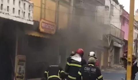 VÍDEO: incêndio de grande proporção atinge loja de aparelhos eletrônicos no centro de Manaus