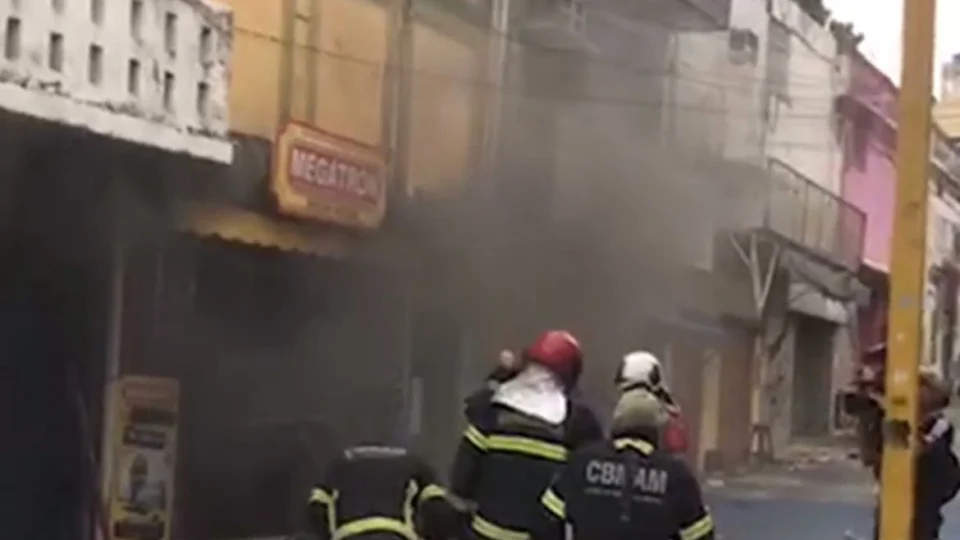 VÍDEO: incêndio de grande proporção atinge loja de aparelhos eletrônicos no centro de Manaus