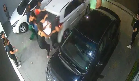 Mulher é presa após atropelar 4 pessoas durante briga por vaga de carro; Veja vídeo