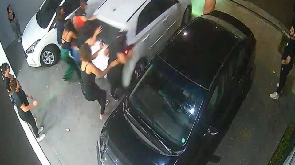 Mulher é presa após atropelar 4 pessoas durante briga por vaga de carro; Veja vídeo