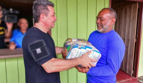 Governo do AM entrega ajuda humanitária a comunidades isoladas da RDS Rio Negro afetadas pela seca