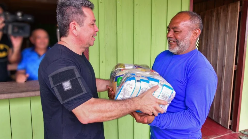 Governo do AM entrega ajuda humanitária a comunidades isoladas da RDS Rio Negro afetadas pela seca