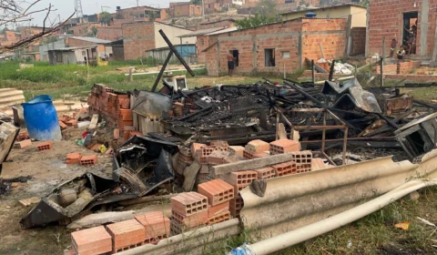 Casa fica completamente destruída após incêndio no Jorge Texeira